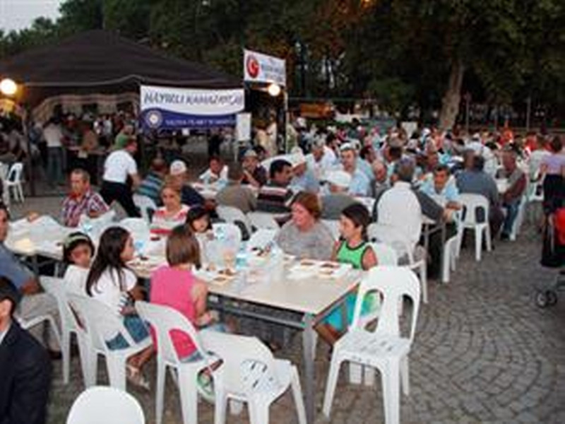 İftar çadırında ilk iftar gerçekleştirildi.