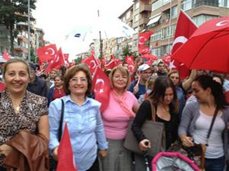 89. kuruluş yıldönümü dolayısı ile Yalova Valiliği veYalova  Belediyesi  tarafından halkın ve sivil toplum kuruluşlarının katıldığı Cumhuriyet Bayramı bayrak yürüyüşüne katıldık.