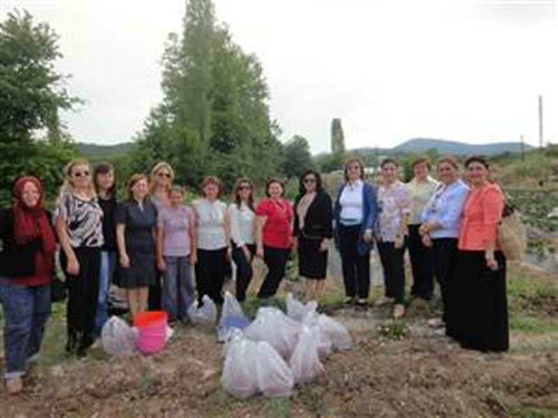  Yalova Valisi ve Girişimci Kadınlardan Çiftçi Kadınlara Destek 