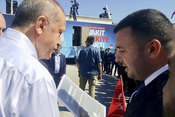 YTSO Meclis Başkanı Muğlim Bağatar,  Cumhurbaşkanı Recep Tayyip Erdoğan’a, “YERLİ OTOMOTİV ÜSSÜ YALOVA” dosyasını takdim etti.